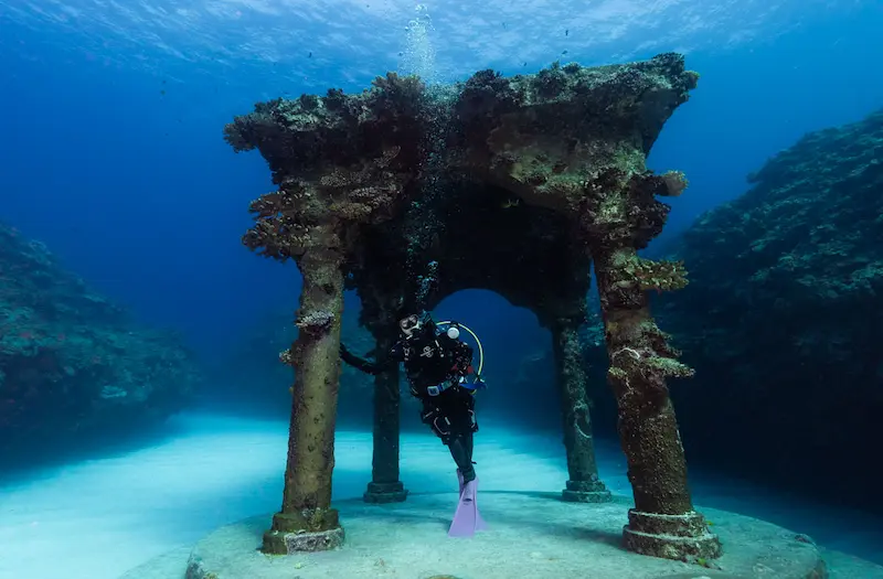 アルキメデスの原理とダイビングの関係性を分かりやすく解説