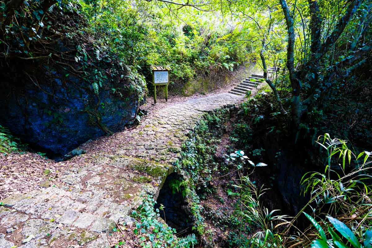 山田谷川(ヤーガー)の石矼・国指定史跡「国頭方西海道」