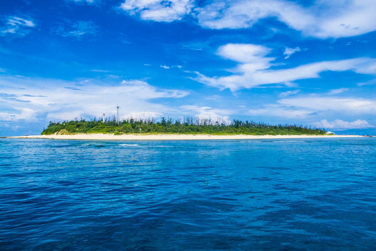 自然のビーチに囲まれた水納島