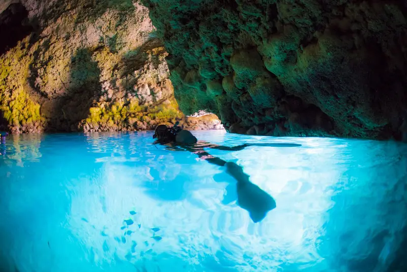 人気NO1「青の洞窟」でダイビングライセンスを取得